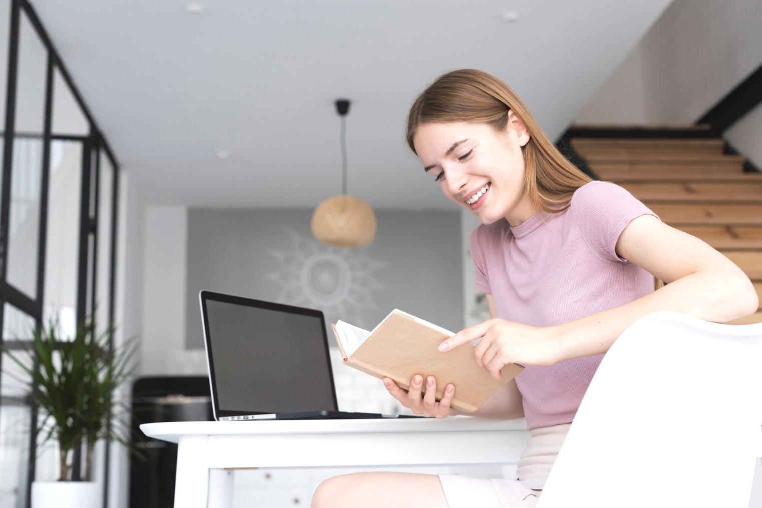 Mitarbeiter bei der gemeinsamen Arbeit an Finanzanalysen